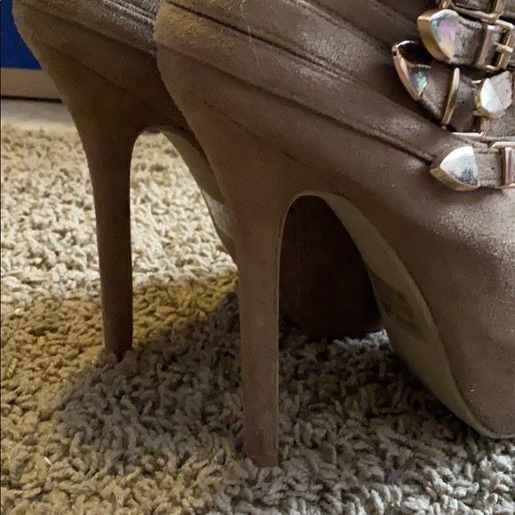 Heels - Picture 4 of 4